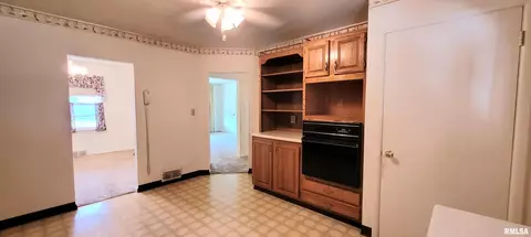Entry Way - 2361 E Converse Ave, Springfield, IL 62702 photo 2 of 2