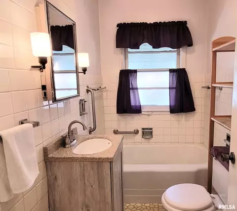 Bath - 2361 E Converse Ave, Springfield, IL 62702 photo 2 of 3