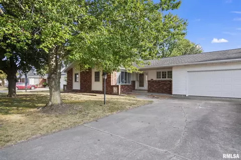 1221 Commanche Rd, Auburn, IL 62615