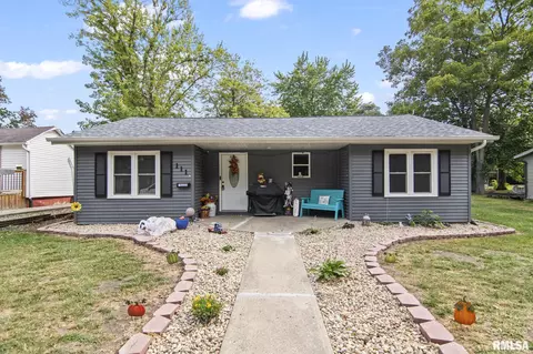 111 W Washington St, Girard, IL 62640