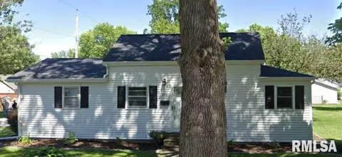 501 S Cedar St, Nokomis, IL 62075