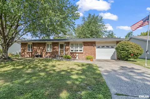 621 Magnolia Dr, Chatham, IL 62629