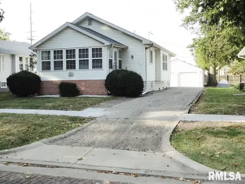 923 W Poplar St, Taylorville, IL 62568