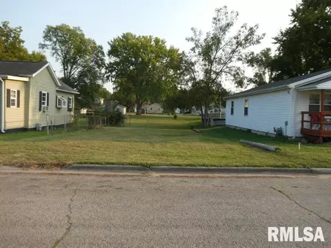 531 10th St, Lincoln, IL 62656
