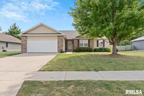 106 Foxx Manor Dr, Chatham, IL 62629