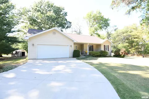 515 Lakeside Dr, Taylorville, IL 62568