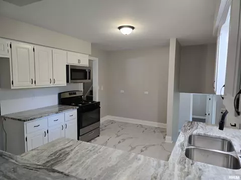 1418 Debbie Ln, Macomb, IL 61455 photo 4