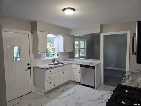 1418 Debbie Ln, Macomb, IL 61455 photo 5