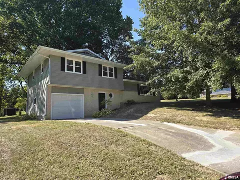 1418 Debbie Ln, Macomb, IL 61455