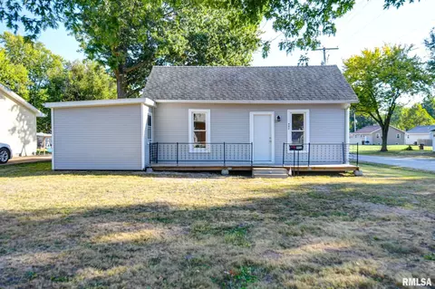 902 E Stevenson St, Taylorville, IL 62568