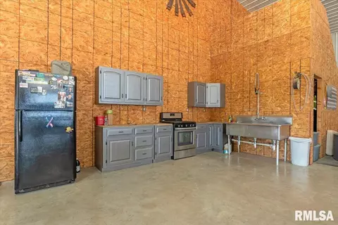 Kitchen - 27919 Quarton Rd, Palmyra, IL 62674 photo 4 of 4