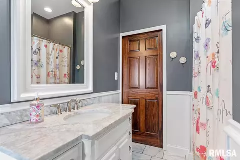 Bath - 27919 Quarton Rd, Palmyra, IL 62674 photo 3 of 4