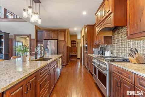 Kitchen - 27919 Quarton Rd, Palmyra, IL 62674 photo 2 of 4