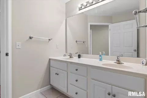 Bath - 3541 Sandwood Dr, Springfield, IL 62707 photo 2 of 3