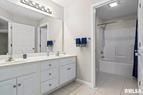 Bath - 3541 Sandwood Dr, Springfield, IL 62707 photo 3 of 3