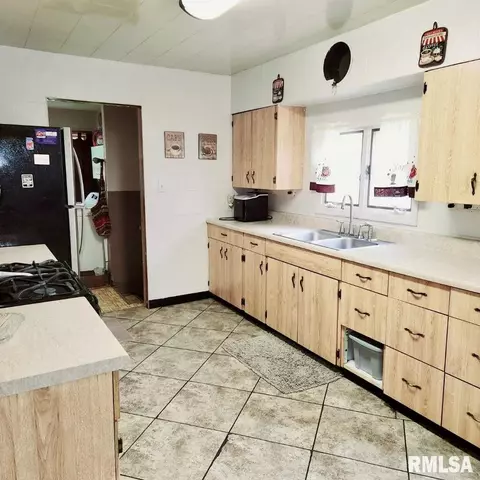 604 E 6th St, Pana, IL 62557 photo 2