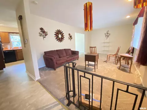 842 Roanoke Dr, Springfield, IL 62702 photo 2