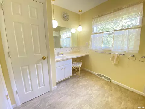 842 Roanoke Dr, Springfield, IL 62702 photo 14