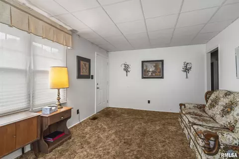 Living - 3072 Louise Ln, Springfield, IL 62702 photo 1 of 2