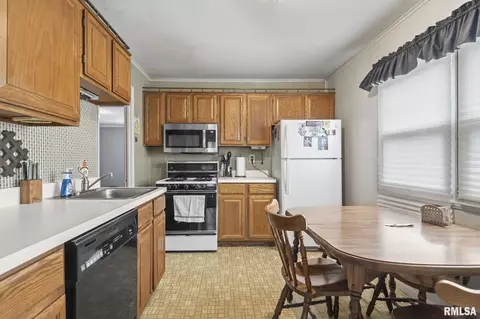 Kitchen - 3072 Louise Ln, Springfield, IL 62702 photo 2 of 2