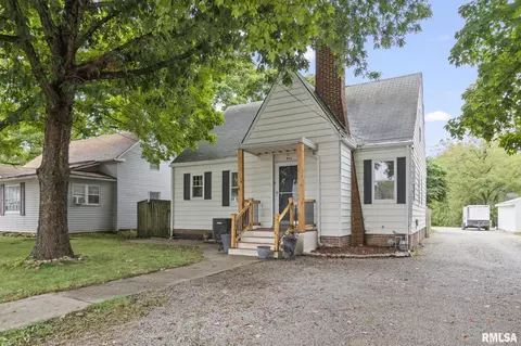 511 S Main St, Athens, IL 62613