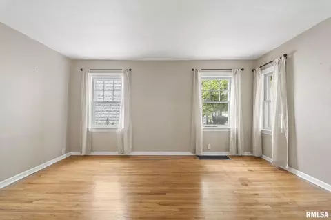 511 S Main St, Athens, IL 62613 photo 3
