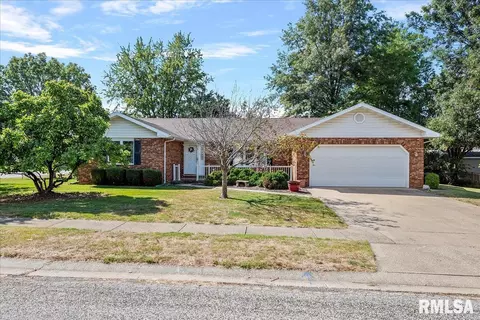 17 Shiloh Dr, Jacksonville, IL 62650