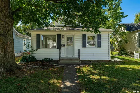 1221 Pekin St, Lincoln, IL 62656