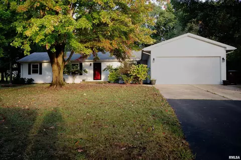 3922 E Lakeshore Dr, Taylorville, IL 62568