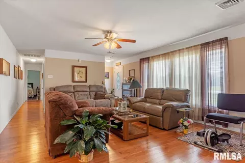 1620 N Springfield St, Virden, IL 62690 photo 9