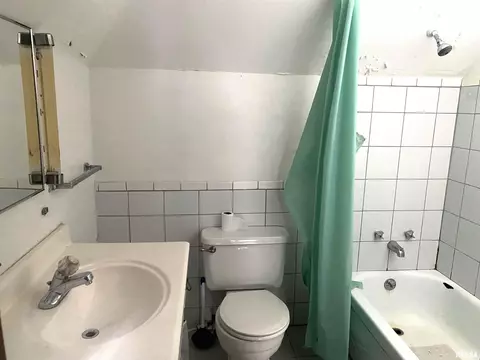 Bath - 622 E Black Ave, Springfield, IL 62702 photo 3 of 3