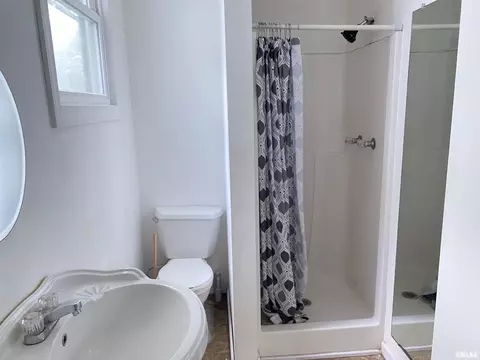 Bath - 622 E Black Ave, Springfield, IL 62702 photo 1 of 3