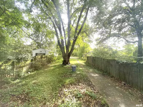 Exterior - 622 E Black Ave, Springfield, IL 62702 photo 2 of 3