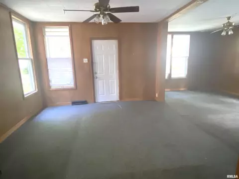 Living - 622 E Black Ave, Springfield, IL 62702 photo 2 of 4