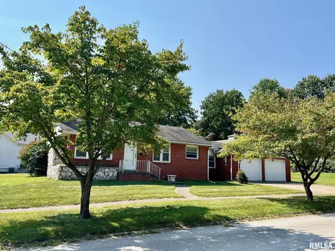 306 W Lincoln St, Petersburg, IL 62675