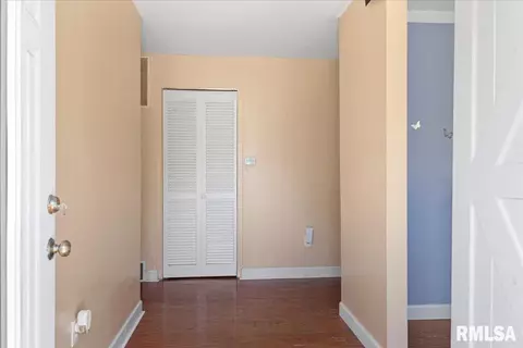Entry Way - 19 Salem Ct, Springfield, IL 62702 photo 1 of 3