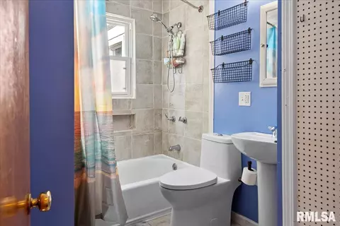 Bath - 19 Salem Ct, Springfield, IL 62702 photo 1 of 1