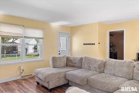 Entry Way - 19 Salem Ct, Springfield, IL 62702 photo 3 of 3