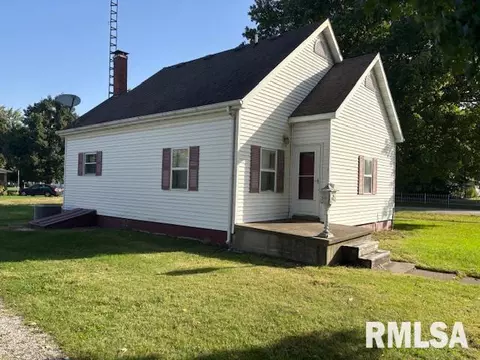 230 E Center St, Girard, IL 62640