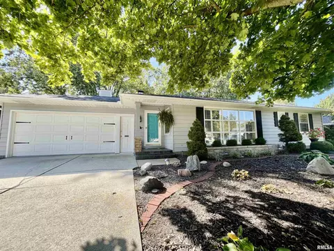 110 Circle Dr, Galesburg, IL 61401