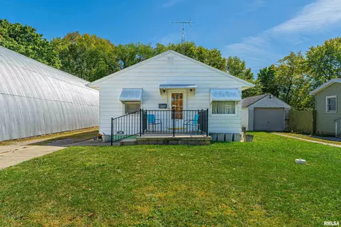 1022 N Kankakee St, Lincoln, IL 62656
