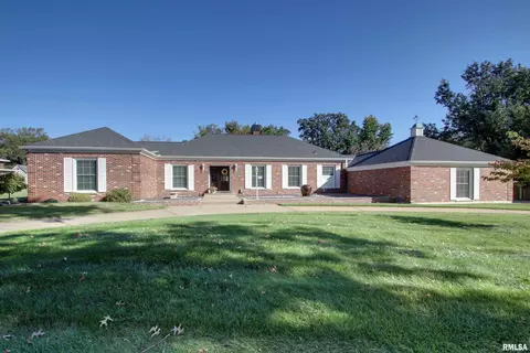 2411 N Country Club Dr, Quincy, IL 62301