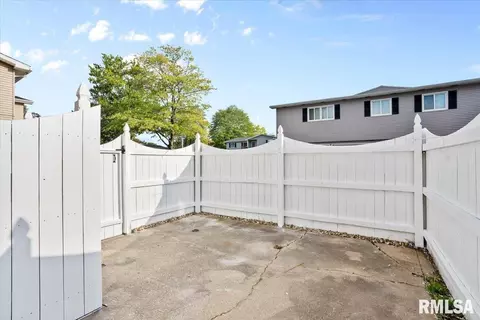 Exterior - 431 S Durkin Dr, Springfield, IL 62704 photo 3 of 4
