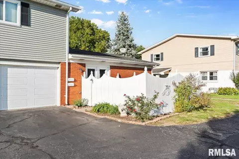Exterior - 431 S Durkin Dr, Springfield, IL 62704 photo 2 of 4