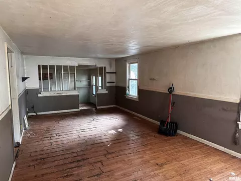 Living - 1322 N Osburn Ave, Springfield, IL 62702 photo 1 of 2
