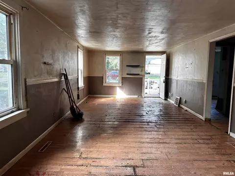 Living - 1322 N Osburn Ave, Springfield, IL 62702 photo 2 of 2