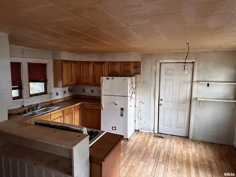 Kitchen - 1322 N Osburn Ave, Springfield, IL 62702 photo 2 of 3