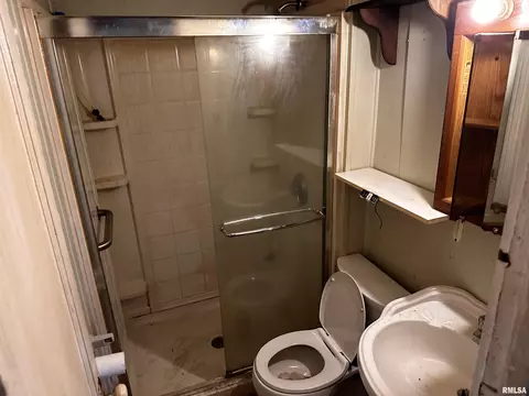 Bath - 1322 N Osburn Ave, Springfield, IL 62702 photo 1 of 1