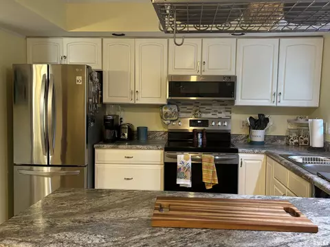 Kitchen - 79 Trailridge Ln, Springfield, IL 62704 photo 4 of 4