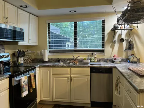 Kitchen - 79 Trailridge Ln, Springfield, IL 62704 photo 3 of 4